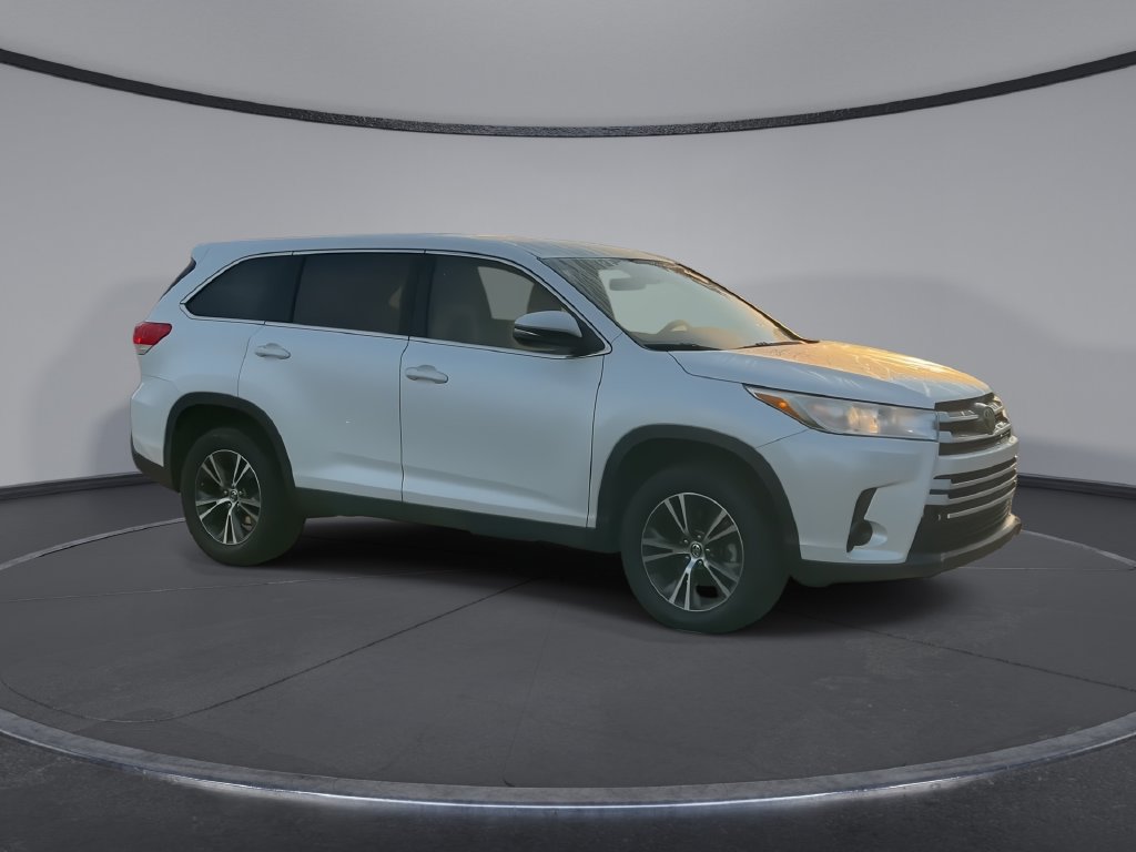Used 2019 Toyota Highlander LE FWD image 2