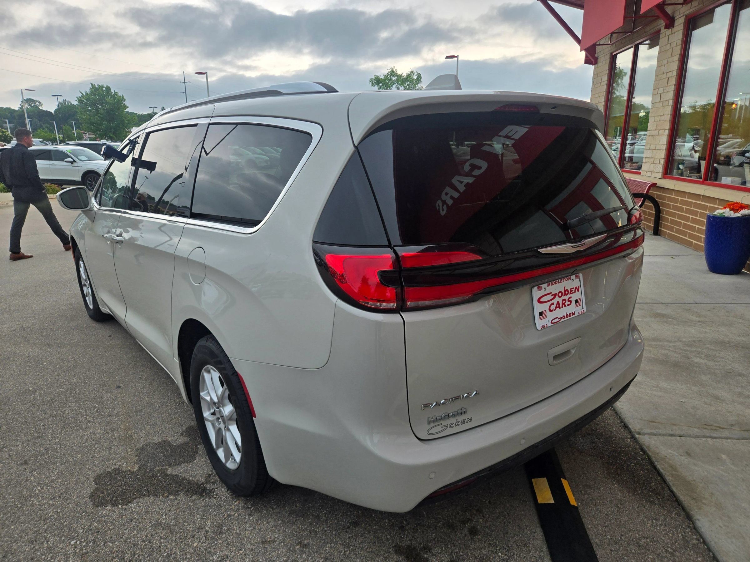 Used 2021 Chrysler Pacifica Touring-L FWD image 6