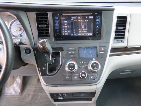 Used 2015 Toyota Sienna XLE Premium image 20