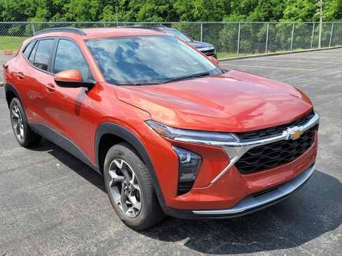 Used 2024 Chevrolet Trax LT w/ Driver Confidence Package FWD image 8