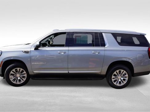 Used 2025 GMC Yukon XL Denali AWD/4WD image 9