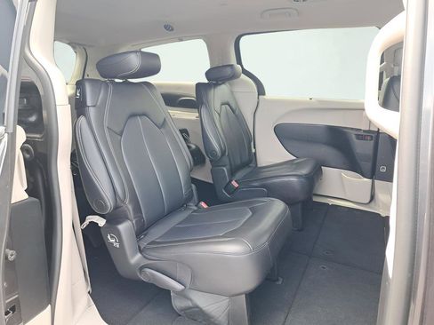 Used 2023 Chrysler Pacifica Touring-L FWD image 13