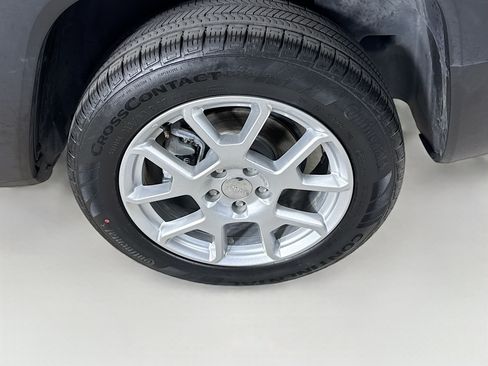 Used 2023 Jeep Renegade Latitude AWD/4WD image 36