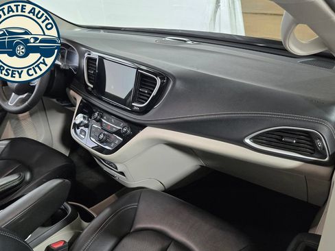Used 2024 Chrysler Pacifica Limited FWD image 43