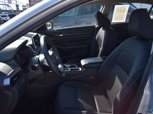 Used 2024 Nissan Altima 2.5 SV FWD image 13
