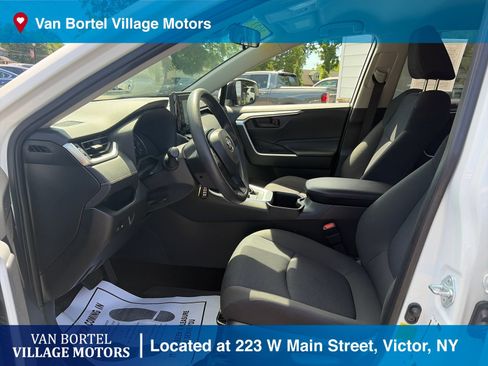Used 2022 Toyota RAV4 LE AWD/4WD image 11