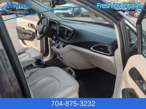 Used 2017 Chrysler Pacifica Touring-L w/ Tire & Wheel Group image 15