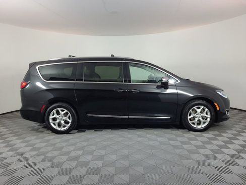 Used 2019 Chrysler Pacifica Limited image 2