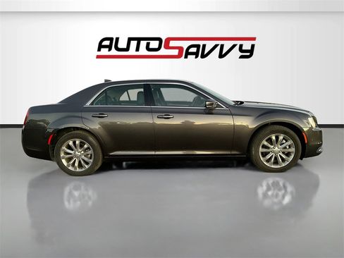 Used 2021 Chrysler 300 Touring L image 8