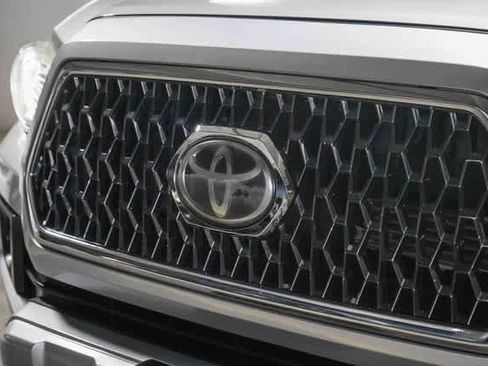 Used 2019 Toyota Tacoma TRD Sport w/ Technology Package image 5