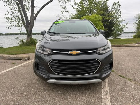 Used 2017 Chevrolet Trax LT w/ LT Convenience Package AWD/4WD image 2
