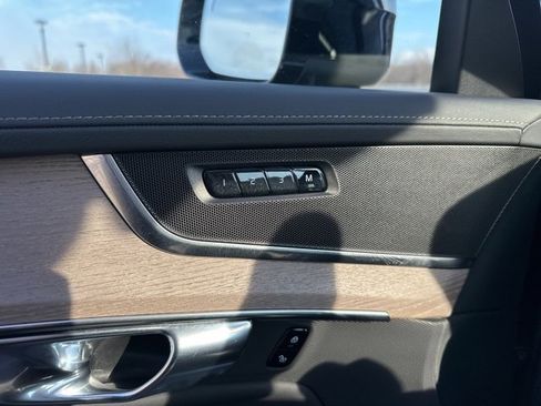 Certified 2025 Volvo XC90 B5 Plus image 33