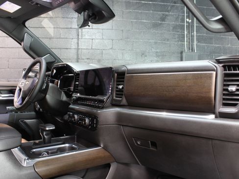 Used 2025 Chevrolet Silverado 1500 High Country w/ High Country Premium Package AWD/4WD image 59