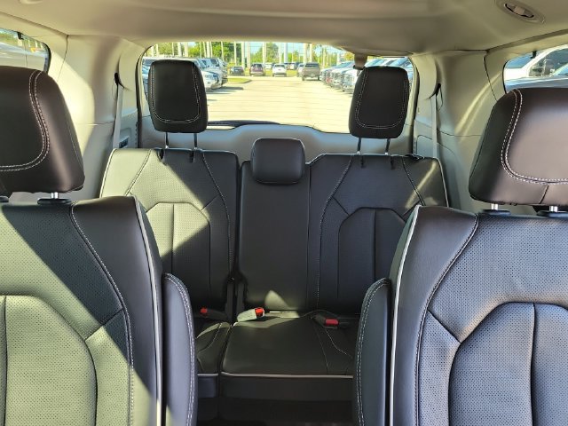Used 2024 Chrysler Pacifica Limited w/ Uconnect Theater Family Group FWD image 17