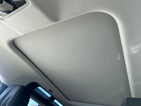 Used 2023 Land Rover Defender 90 X-Dynamic SE image 11