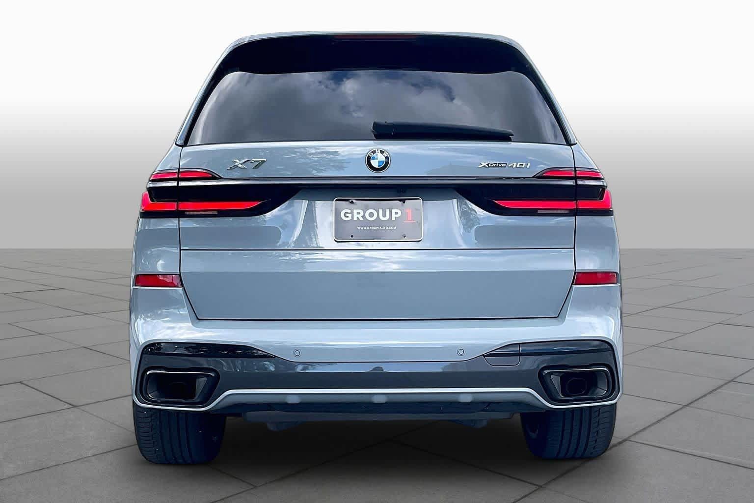 Used 2025 BMW X7 xDrive40i w/ M Sport Package AWD/4WD image 4