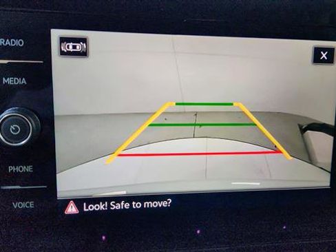 Used 2025 Volkswagen Taos SE image 17