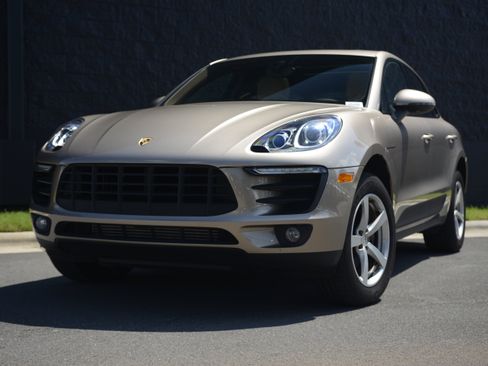 Certified 2018 Porsche Macan AWD/4WD image 39