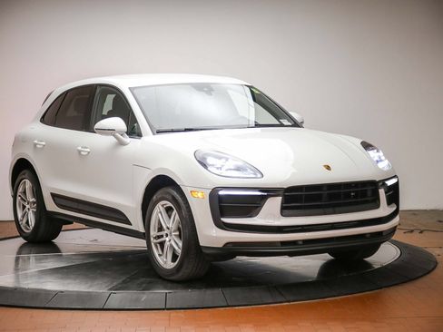 Certified 2022 Porsche Macan AWD/4WD image 9