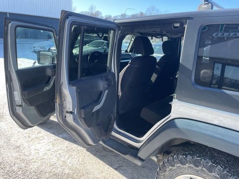 Used 2013 Jeep Wrangler Unlimited Sahara image 18