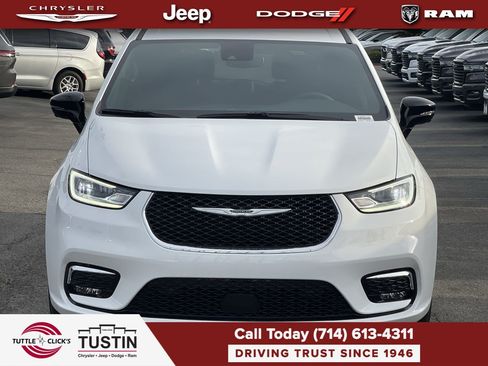 New 2026 Chrysler Pacifica Select FWD image 2