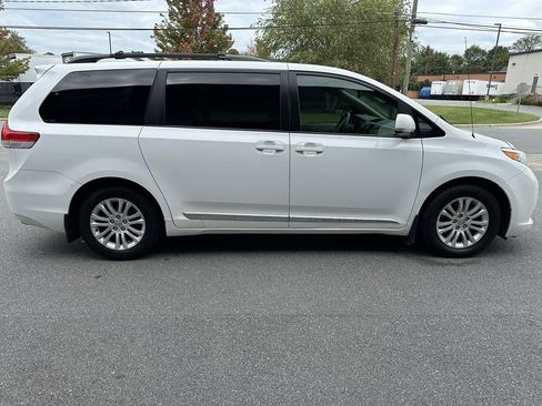 Used 2013 Toyota Sienna XLE image 5