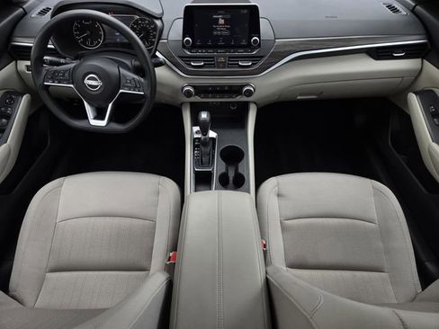 Used 2025 Nissan Altima 2.5 SV image 14