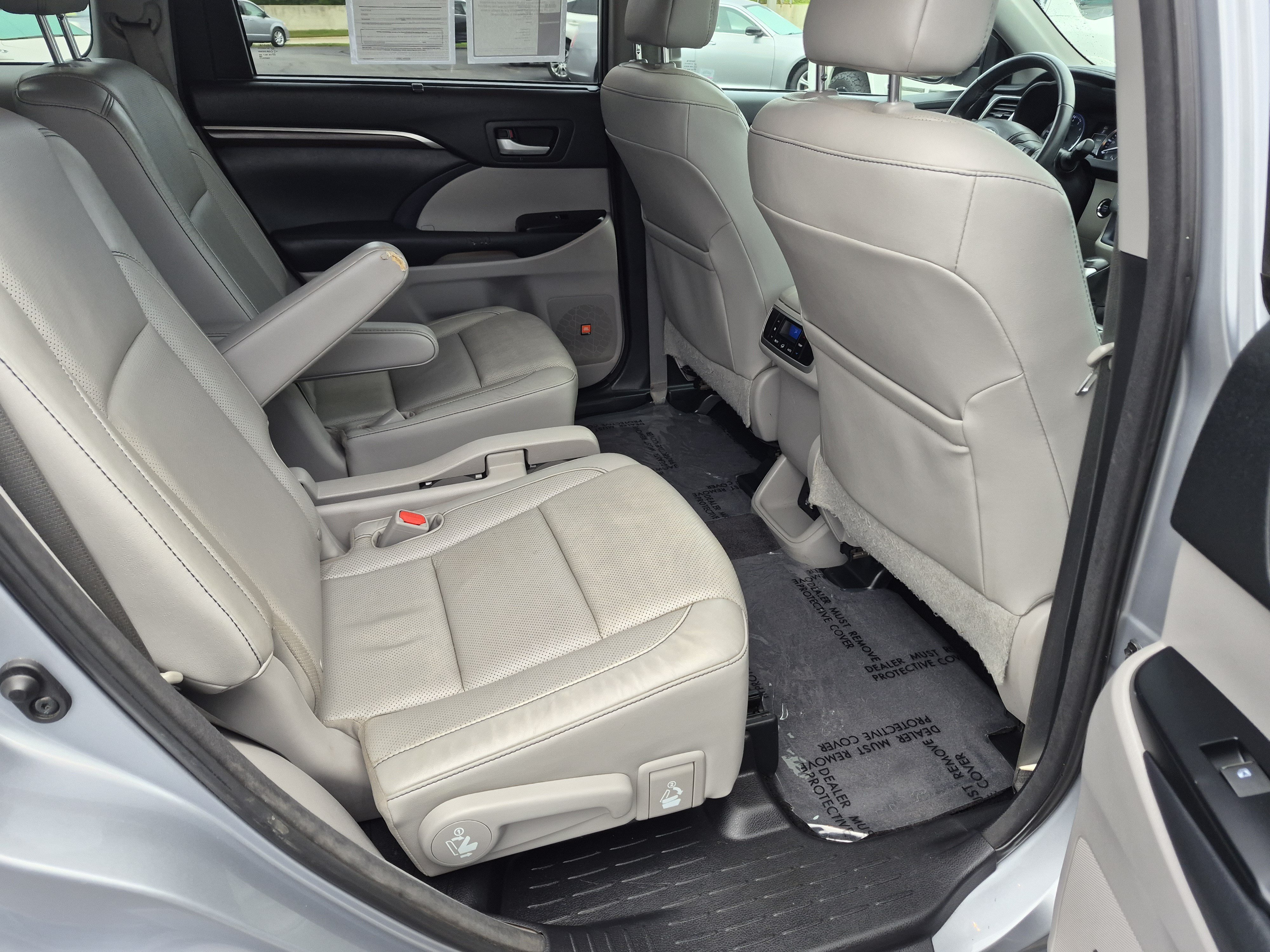 Used 2014 Toyota Highlander Limited w/ Preferred Accessory Package AWD/4WD image 11