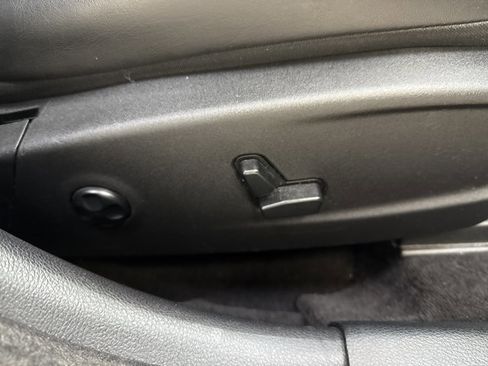 Used 2017 Chrysler 300 C w/ Safetytec Plus Group image 31