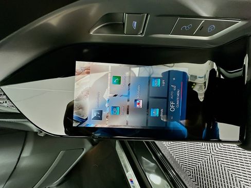 Used 2025 BMW 750e xDrive image 33