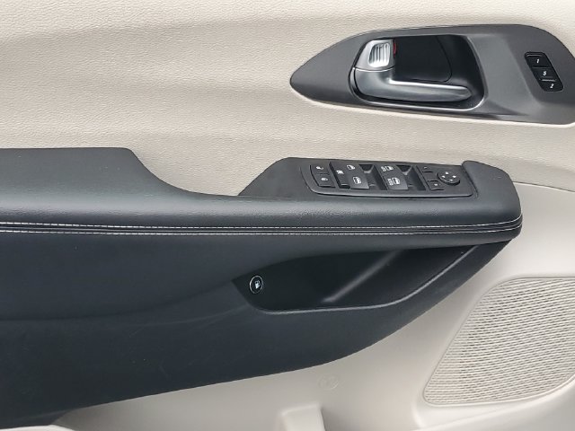 Used 2024 Chrysler Pacifica Limited FWD image 15