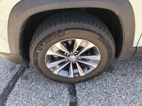 Used 2026 Chevrolet Equinox LT AWD/4WD image 9