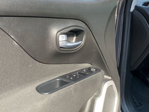 Used 2019 Jeep Renegade Latitude w/ Trailer Tow Group image 14