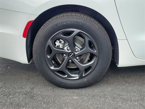 New 2023 Chrysler Pacifica Touring-L w/ S Appearance Package image 6