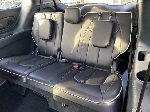 Used 2025 Chrysler Pacifica Limited image 33