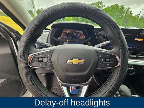 Used 2025 Chevrolet Trax LT w/ Driver Confidence Package FWD image 16