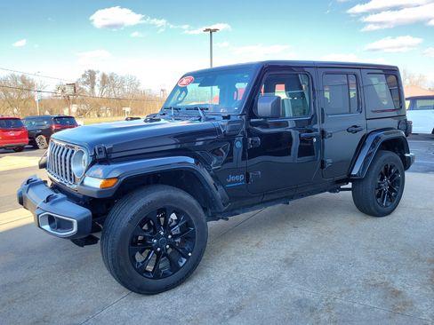 Used 2025 Jeep Wrangler Unlimited Sahara w/ Safety Group image 2