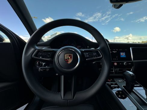 Certified 2025 Porsche Macan AWD/4WD image 16