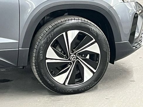 Certified 2024 Volkswagen Taos SE image 39
