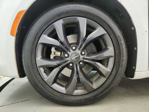 Used 2018 Chrysler Pacifica Touring Plus w/ S Appearance Package FWD image 33