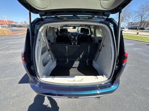 Used 2022 Chrysler Pacifica Touring-L AWD/4WD image 25