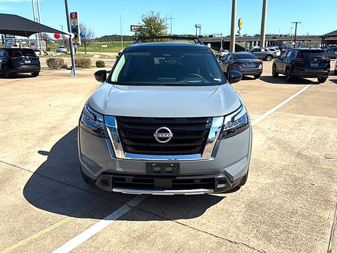 Used 2025 Nissan Pathfinder Platinum image 3