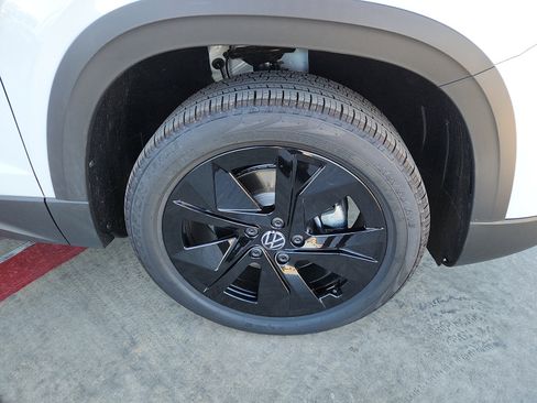 New 2026 Volkswagen Taos SE image 9