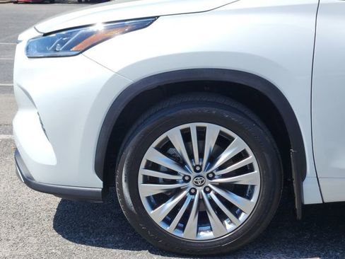 Used 2023 Toyota Highlander Platinum image 6