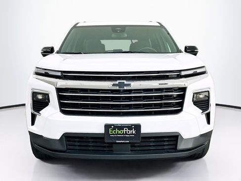 Used 2024 Chevrolet Traverse LT image 2