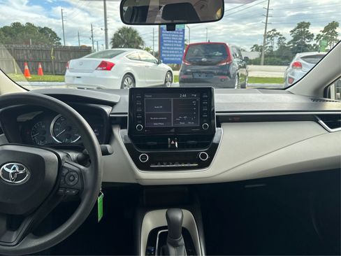 Used 2021 Toyota Corolla LE image 9