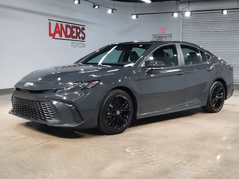 Used 2025 Toyota Camry SE FWD image 3