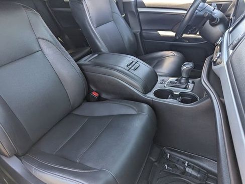 Used 2019 Toyota Highlander XLE AWD/4WD image 10