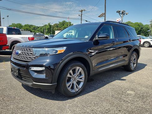 Certified 2022 Ford Explorer XLT w/ Equipment Group 202A image 3