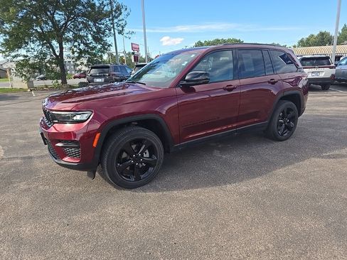 Used 2024 Jeep Grand Cherokee Altitude AWD/4WD image 4